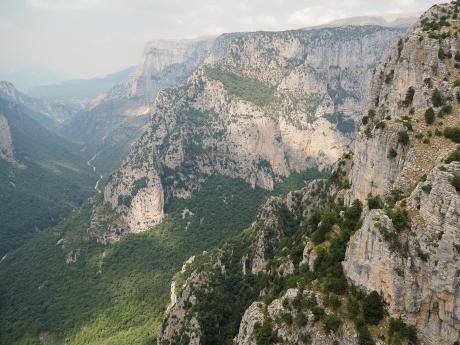 Mohutné skály kaňonu Vikos uvidíte během túry krajem Zagorochoria