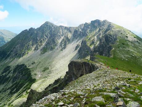 Hřebenová cesta vede na vrchol Ovčarec (2 775 m)