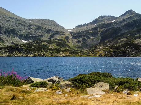 Jezero se skalnatým hřebenem v pohoří Rila