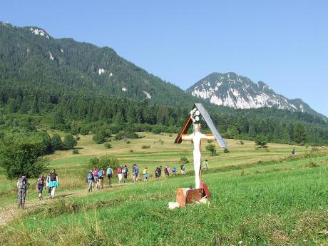Pozvolný začátek túry v pohoří Piatra Craiului do sedla Crăpăturii