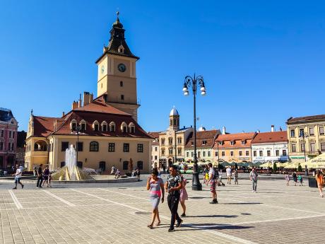 Náměstí Piaţa Sfatului a radnice v centru Brašova 