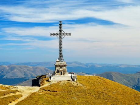 Obrovský kříž na vrcholu hory Caraiman