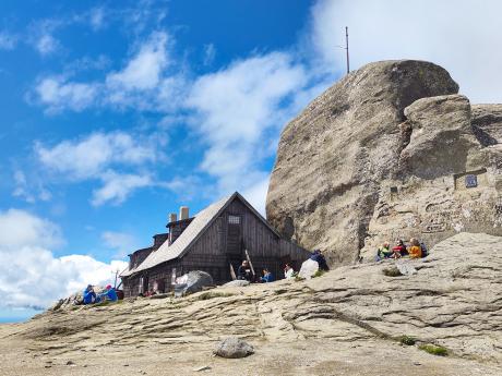 Turistická chata na hoře Omul, nejvyšším vrcholu pohoří Bucegi