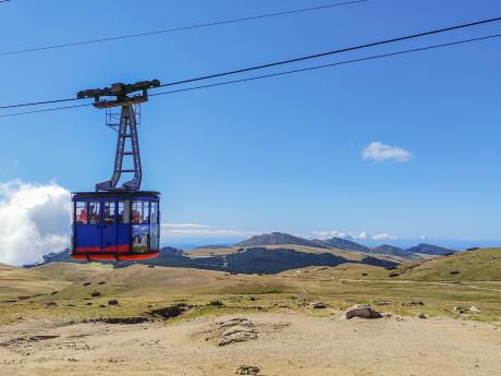 Výjezd lanovkou na startovní bod túry v pohoří Bucegi