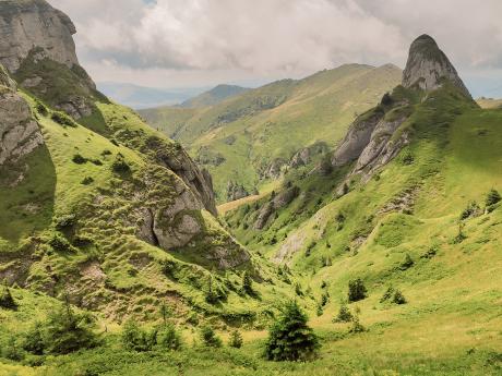 Bizarní vápencové útvary vzniklé erozí v pohoří Ciucaş