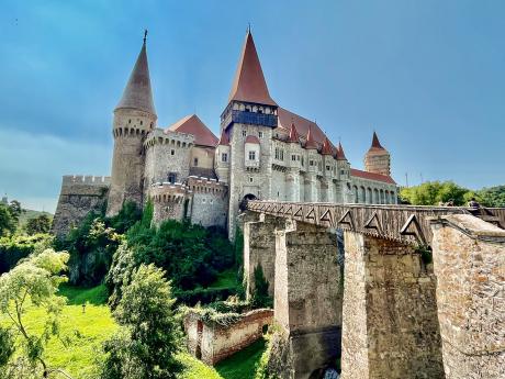 Přístup do Korvínova hradu vede přes dlouhý most nad vodním příkopem