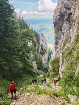 Výstup kaňonem během túry v pohoří Piatra Craiului