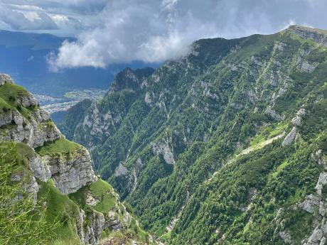 Hornatá krajina v rumunském pohoří Piatra Mare