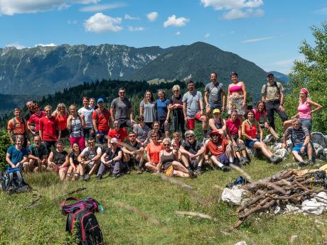 Společné foto turistů mířících na vrchol Măgura Mică (1 375 m) 