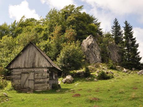 Opuštěná chatka cestou na vrchol Măgura Mică