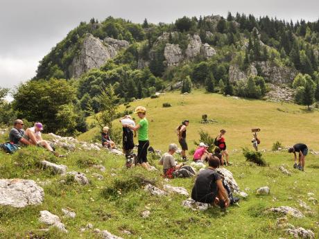 Svačinová pauza během pěší túry z vesnice Măgura k hradu Bran 