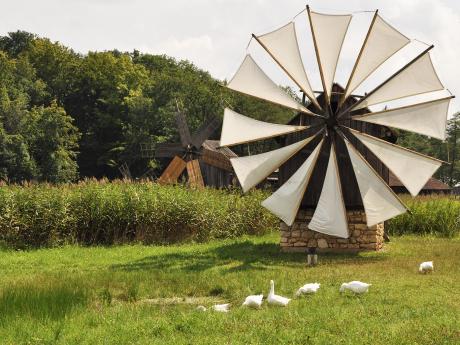 Stále funkční větrné mlýny v lidovém muzeu nedaleko města Sibiu