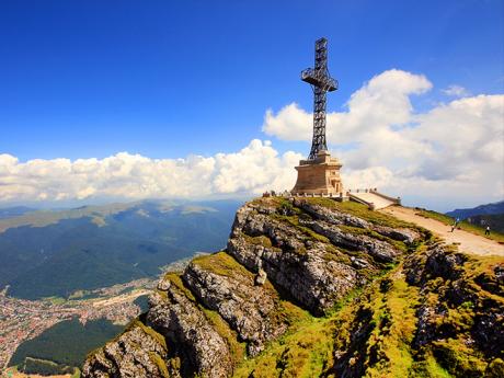 Obrovský kříž na vrcholu hory Caraiman