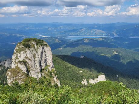 Vápencové pohoří Ceahlău je tvořeno erodovanými skalnatými útvary