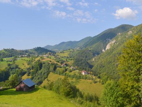 Malebná horská vesnička vesnička u soutěsky Prăpăstiile Zărneștilor