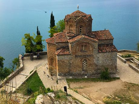 Byzantský kostel sv. Jana nad Ohridským jezerem 