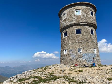 Na vrcholu Titov Vrh stále stojí bývalá turistická útulna