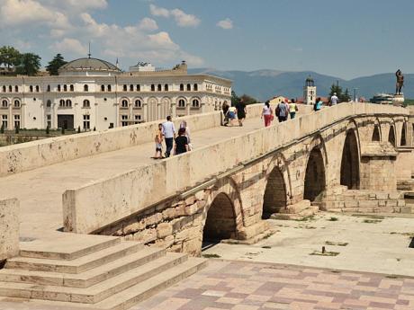 Kamenný most přes řeku Vardar v hlavním makedonském městě Skopje