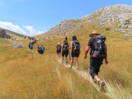 Túra v národním parku Mavrovo vede přes rozlehlé travnaté pláně