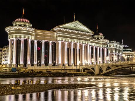 Noční procházka působivě osvětleným městem Skopje
