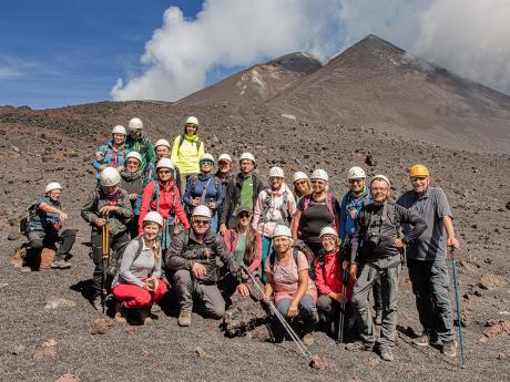 Skupinové foto během výpravy na Etnu
