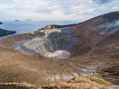 Gran Cratere na Vulcanu hraje všemi barvami