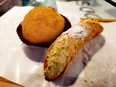 Tradiční sicilské sladkosti cannoli a iris