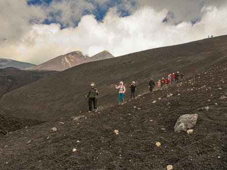 Chůze sopečným polem při sestupu z vrcholu Etny
