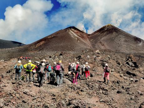 Skupina se připravuje na výstup na Etnu pod vedením místního průvodce