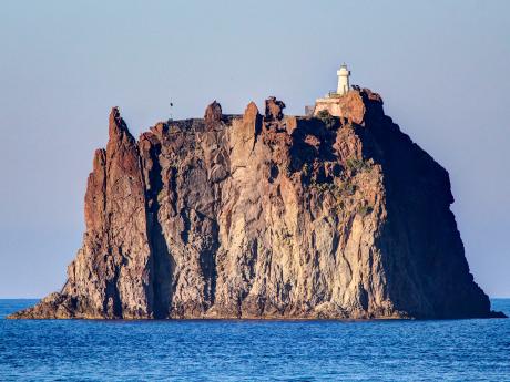 Ostrůvek Isola di Strombolicchio leží přibližně 2 km od Stromboli