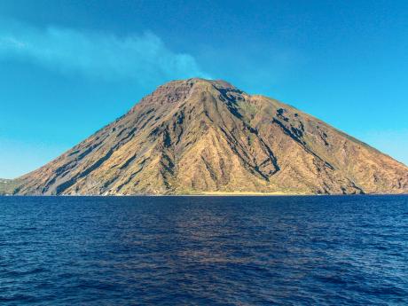 Soptící Stromboli, nejaktivnější sopka v Liparském souostroví