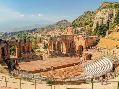 Řecké divadlo v Taormině v pozadí s mohutnou sopkou Etna