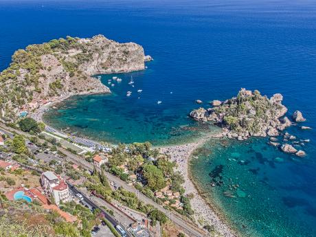 Oblázková pláž Isola Bella leží poblíž Taorminy