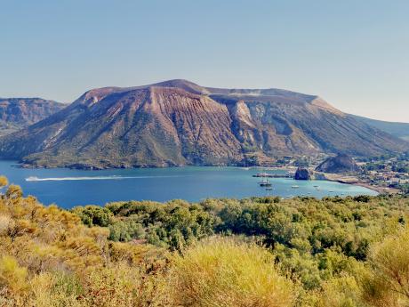 Pohled na sopečný kráter na ostrově Vulcano