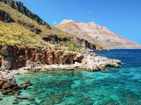 Tyrkysově zbarvené moře u pobřeží přírodní rezervace Zingaro