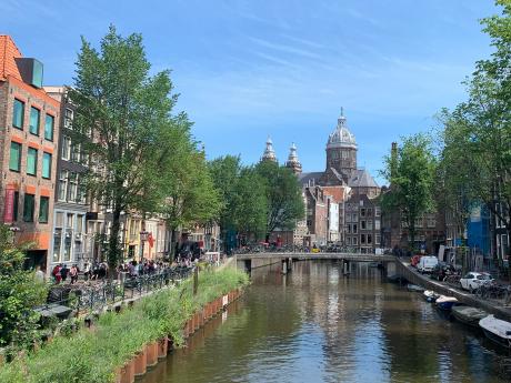 Centrum Amsterdamu je protkáno úzkými kanály (grachty)
