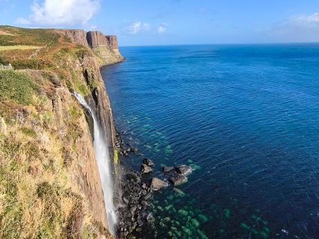 Vodopád Mealt Falls padá z&nbsp;pobřežního útesu ostrova Skye přímo do moře