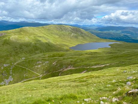 Jezero Halfway Loch cestou na Ben Nevis