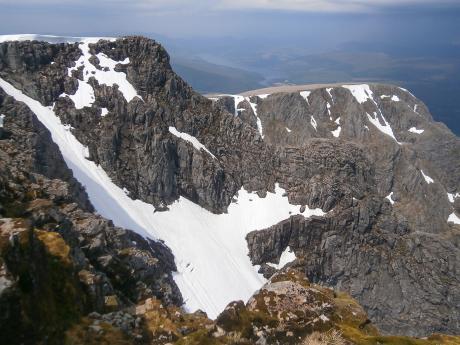 Na vrcholu hory Ben Nevis se i v létě může místy držet sníh