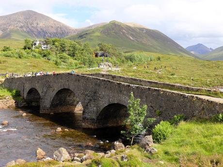 Starý kamenný most ve Sligachanu na úpatí pohoří Cuillin