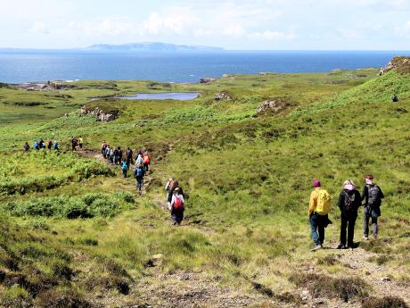 Túra zelenou krajinou pohoří Cuillin Hillls na ostrově Skye