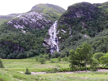 Vodopád Steall Falls v ledovcovém údolí Glen Nevis