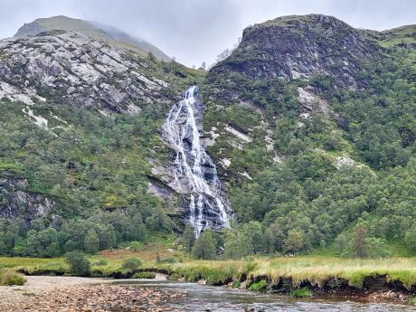 Vodopád Steall Falls v&nbsp;ledovcovém&nbsp;údolí Glen Nevis