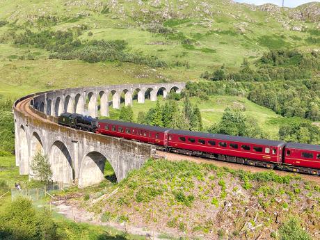 Po železniční trati vedoucí po známém viaduktu Glenfinnan jezdí pravidelně turistický parní vlak