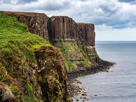 Čedičové útesy Kilt Rock na ostrově Skye