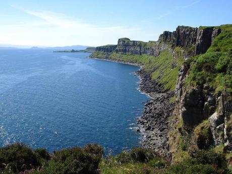 Skalnaté členité pobřeží ostrova Skye
