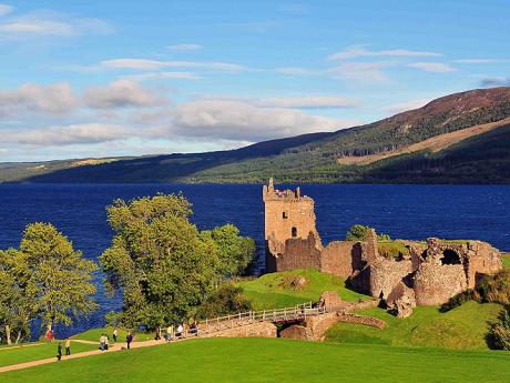 Romantický hrad Urquhart nad jezerem Loch Ness