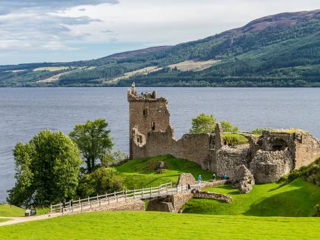 Romantický hrad Urquhart nad jezerem Loch Ness