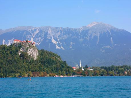 Hrad v Bledu se tyčí na skalnatém ostrohu 140 m nad jezerem