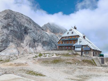 Triglavski dom na Kredarici leží ve výšce 2515 m